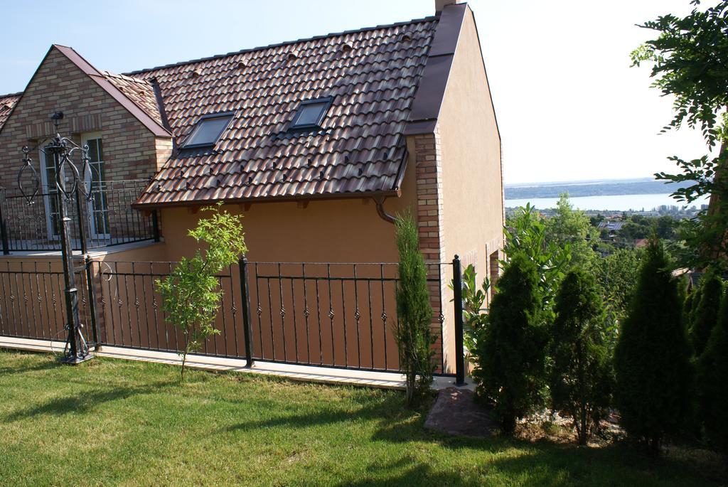 Sargarigo Apartman Haz Hotel Balatonalmádi Buitenkant foto