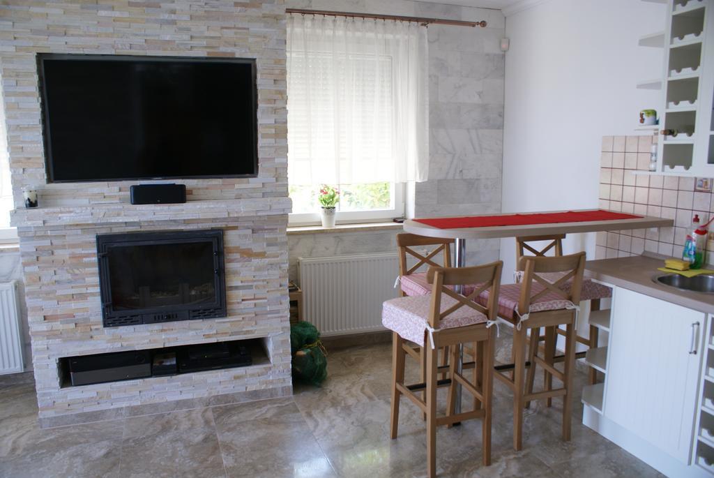 Sargarigo Apartman Haz Hotel Balatonalmádi Buitenkant foto